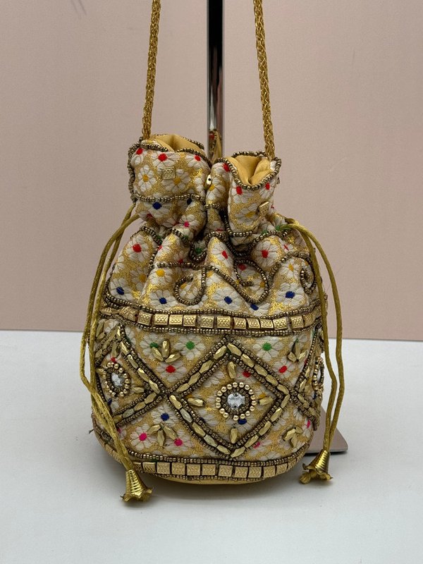 Bolso Bombonera Dorado con Abalorios
