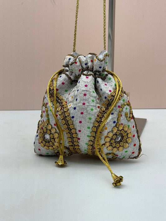 Bolso Bombonera Gris Perla con Abalorios Dorados