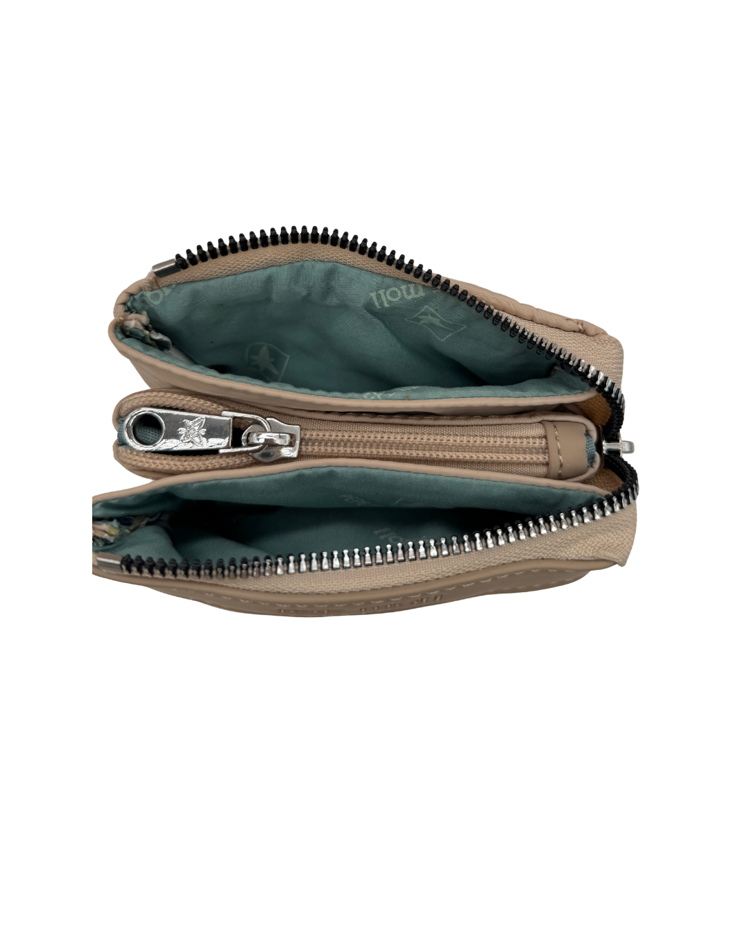 Interior monedero triple Pepe Moll con forro verde y tres compartimentos.