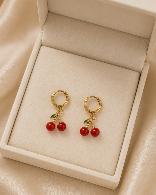Pendientes de aros dorados de acero inoxidable con colgante de cerezas rojas en estuche