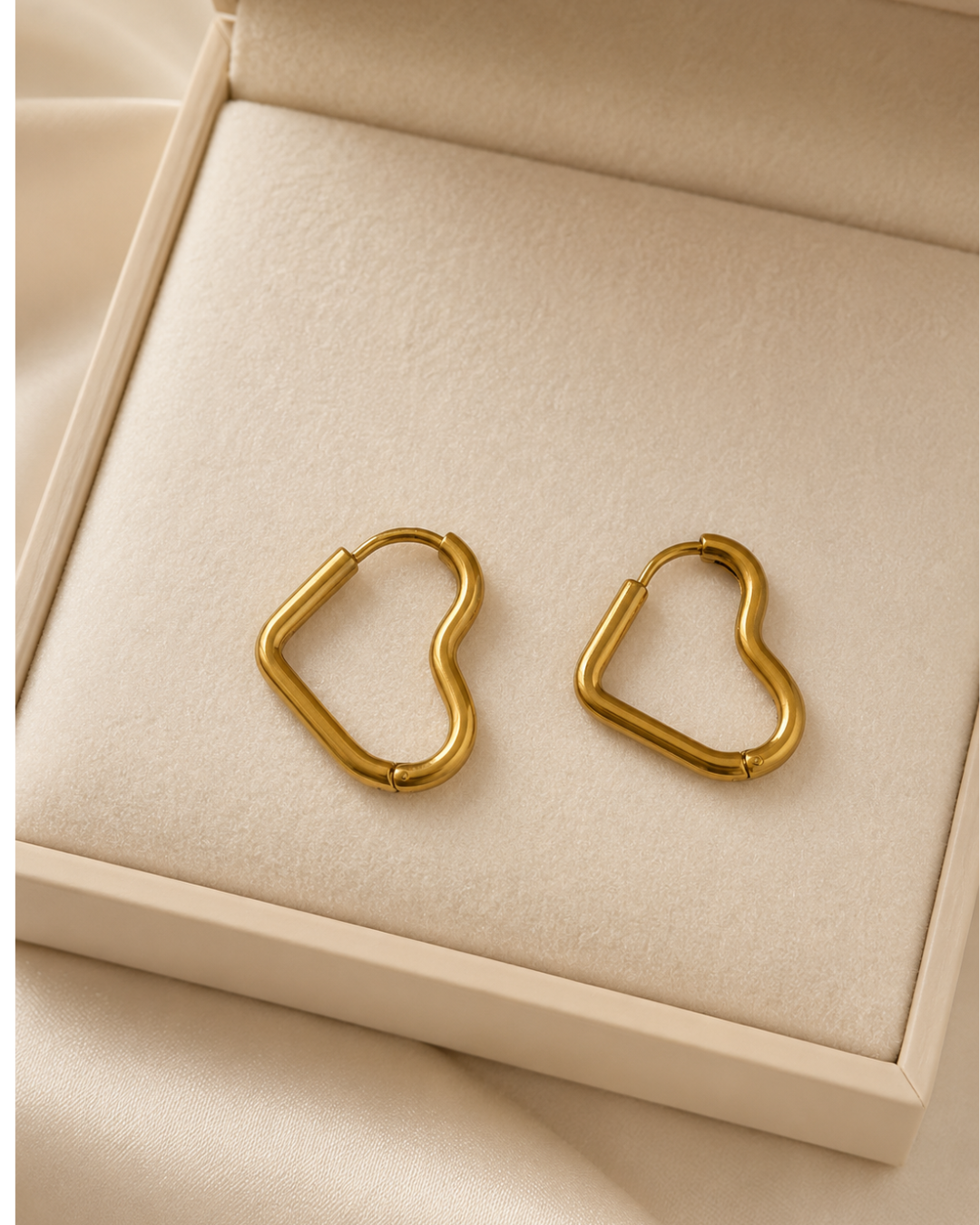Pendientes de aros dorados con silueta de corazón en estuche de bisutería de acero