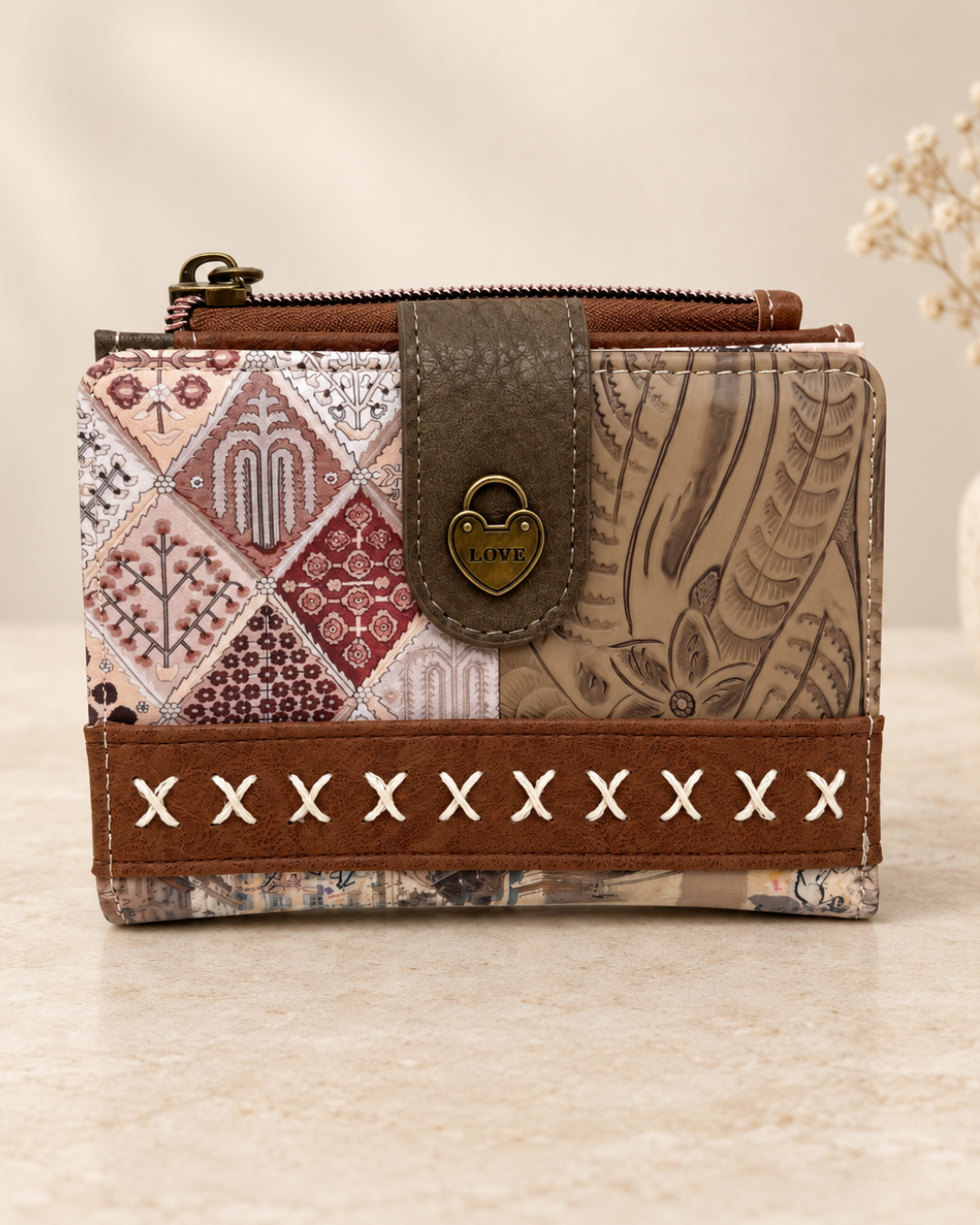 Parte trasera de cartera Sweet Candy con estampados combinados, costuras cruzadas y solapa con corazón LOVE