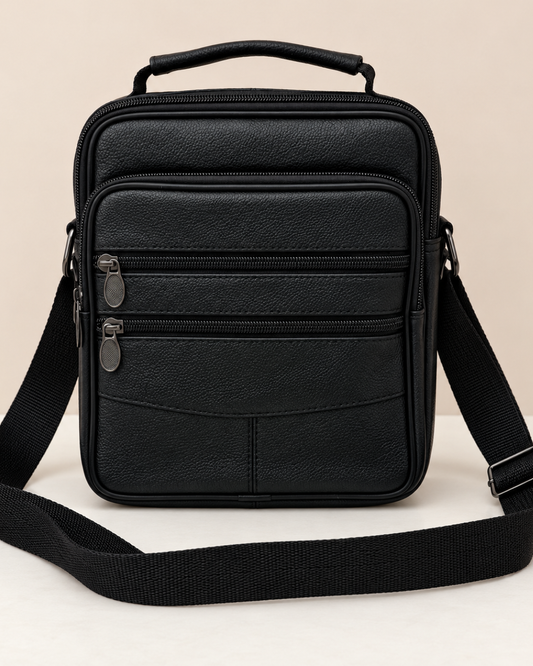 Vista trasera del bolso bandolera negro de hombre con dos bolsillos de cremallera y correa de tejido negra.