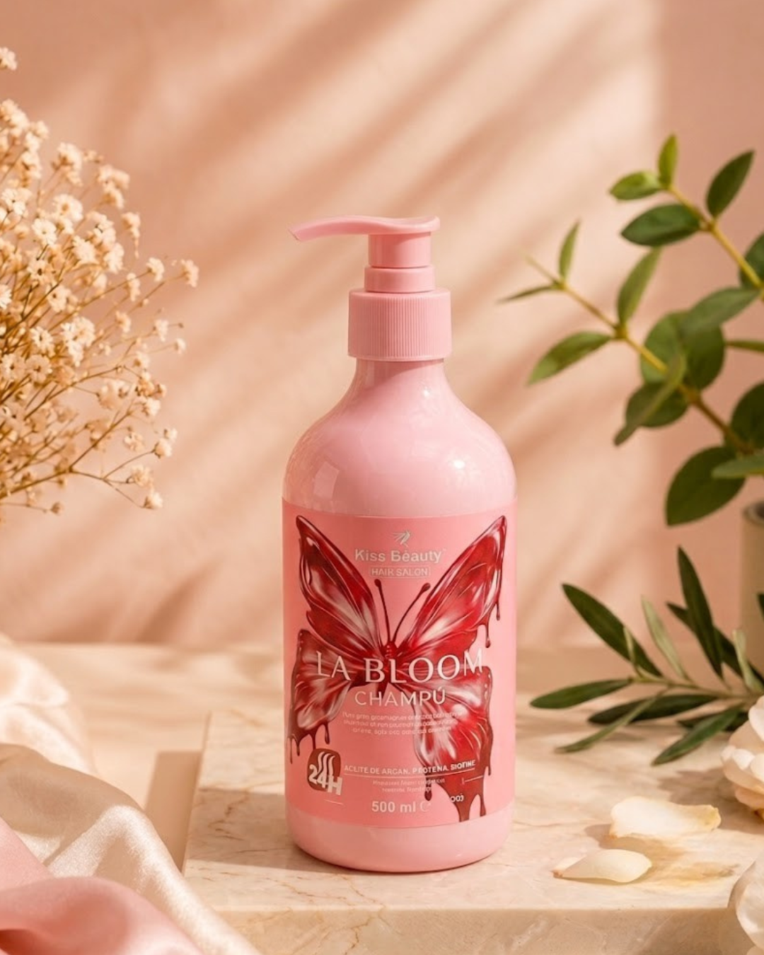 Botella de champú rosa Kiss Beauty La Bloom 500ml con dosificador, enriquecido con aceite de argán, proteína y biotina para el cabello.