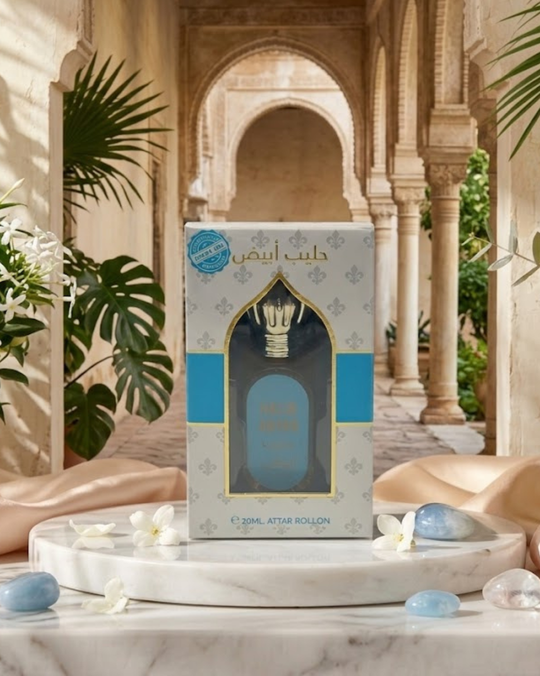 Caja de perfume en aceite concentrado Halib Abyad 20ml Attar Roll-On sin alcohol con diseño oriental blanco y turquesa.