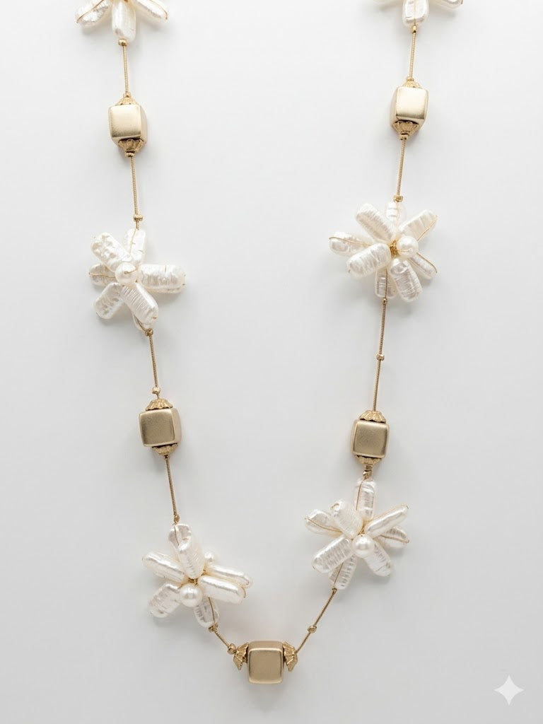 Collar Largo "Flor de Nácar" en Acero Dorado y Perlas Barrocas