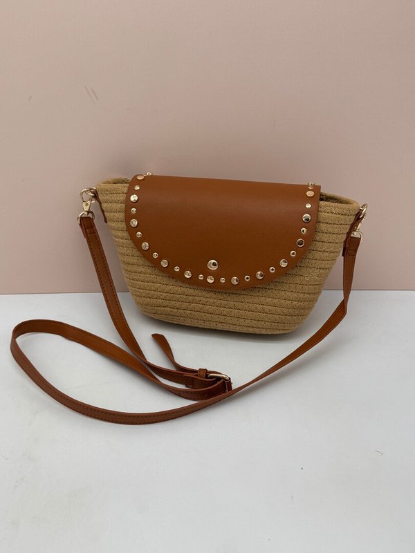 Bolso Bandolera Tapa de Piel con Tachas