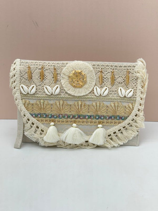 Cartera Oriental con Conchas y Hilos Dorados