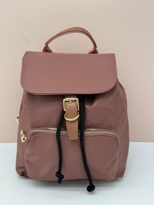 Mochila Rosa con Acabado Efecto Nylon