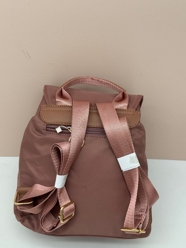 Mochila Rosa con Acabado Efecto Nylon