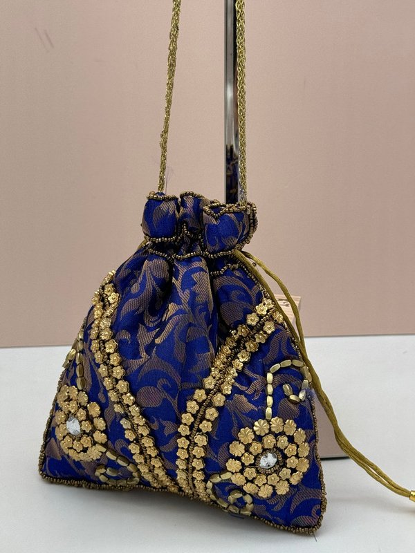 Bolso Bombonera Azul Cian y Abalorios Dorados