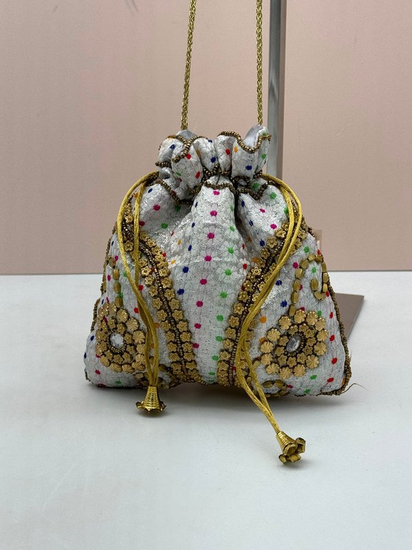 Bolso Bombonera Gris Perla con Abalorios Dorados