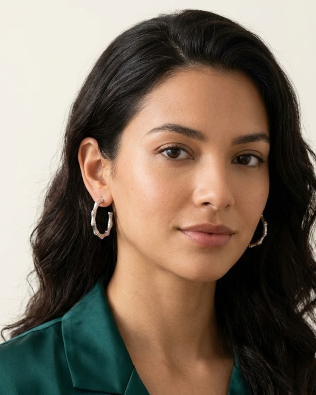 Pendientes de acero con relieve efecto bambú en oreja de modelo, de Accesoriomanía.