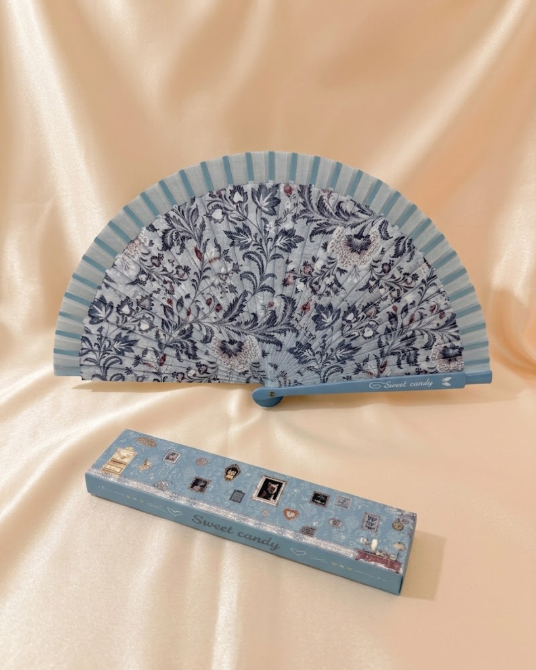 Parte trasera abanico Sweet Candy con estampado floral en tonos azules y caja protectora