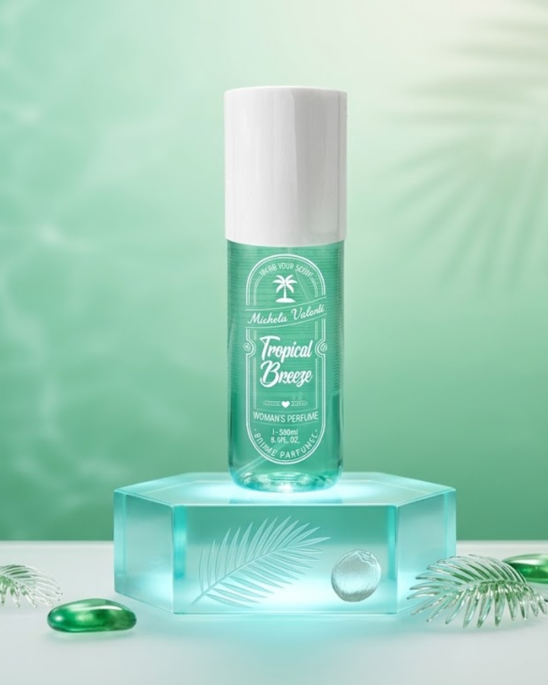 Bruma corporal perfumada Tropical Breeze de Michela Valenti de 250ml sobre pedestal cristalino verde agua con motivos tropicales y fondo refrescante.
