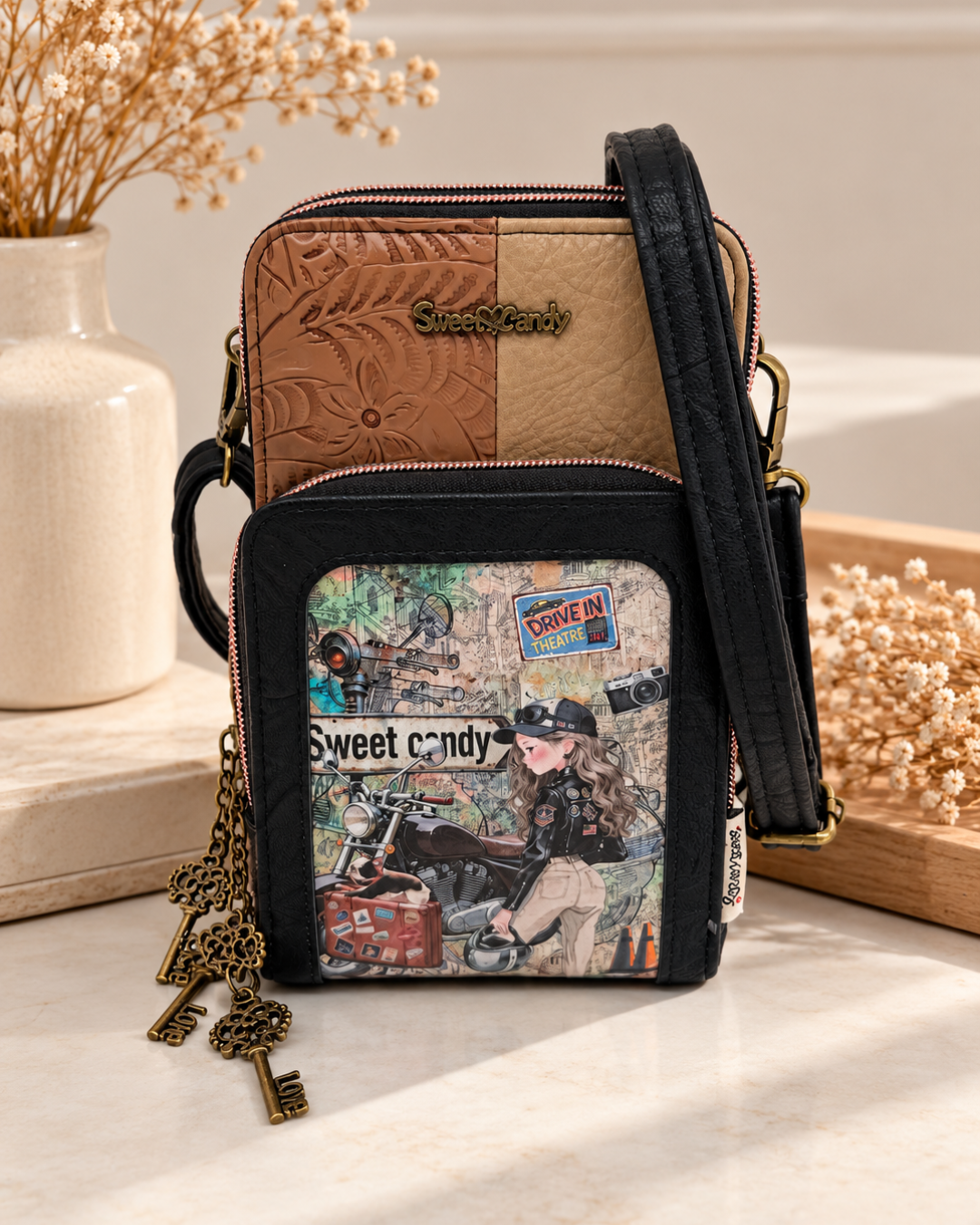 Bolso bandolera Sweet Candy negro, camel y beige con estampado de chica motera y correa larga regulable