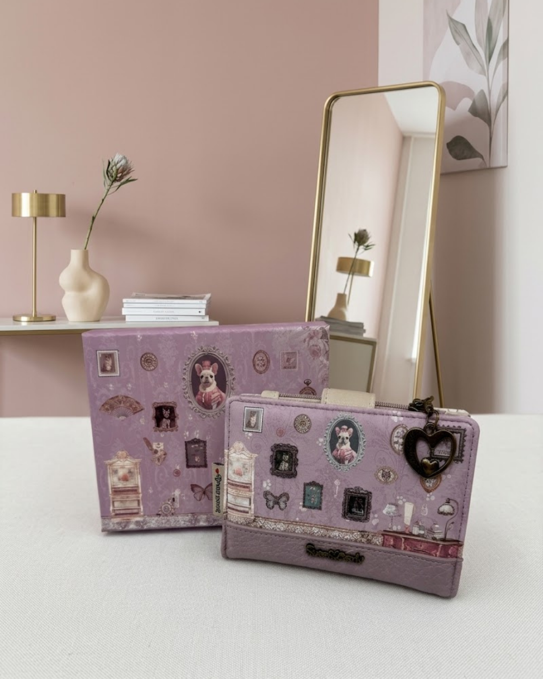 Cartera de mujer Sweet Candy lila vintage con estampado de perrito bulldog frances y caja de regalo a juego en decoracion moderna