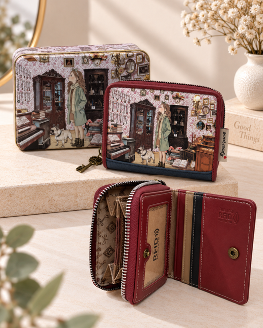 Cartera Sweet Candy Piano Girl burdeos con ilustración de chica, perrito y piano junto a caja metálica a juego.