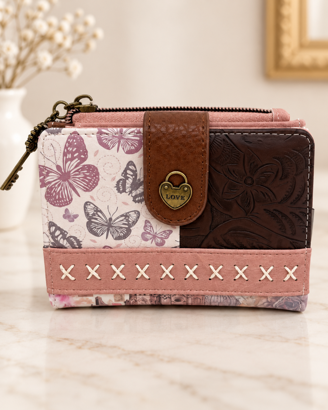 Cartera Sweet Candy con mariposas, panel marrón con flores en relieve y solapa decorada con corazón metálico LOVE.