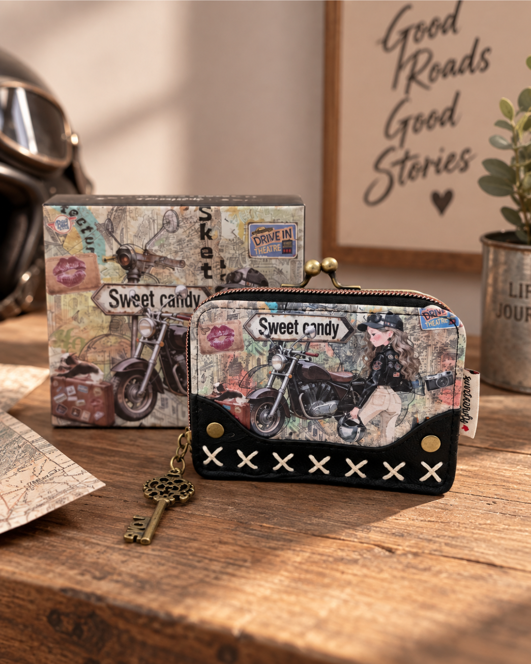 Cartera Sweet Candy para mujer con estampado vintage de moto, cierre de boquilla y cremallera y colgante decorativo de llave.