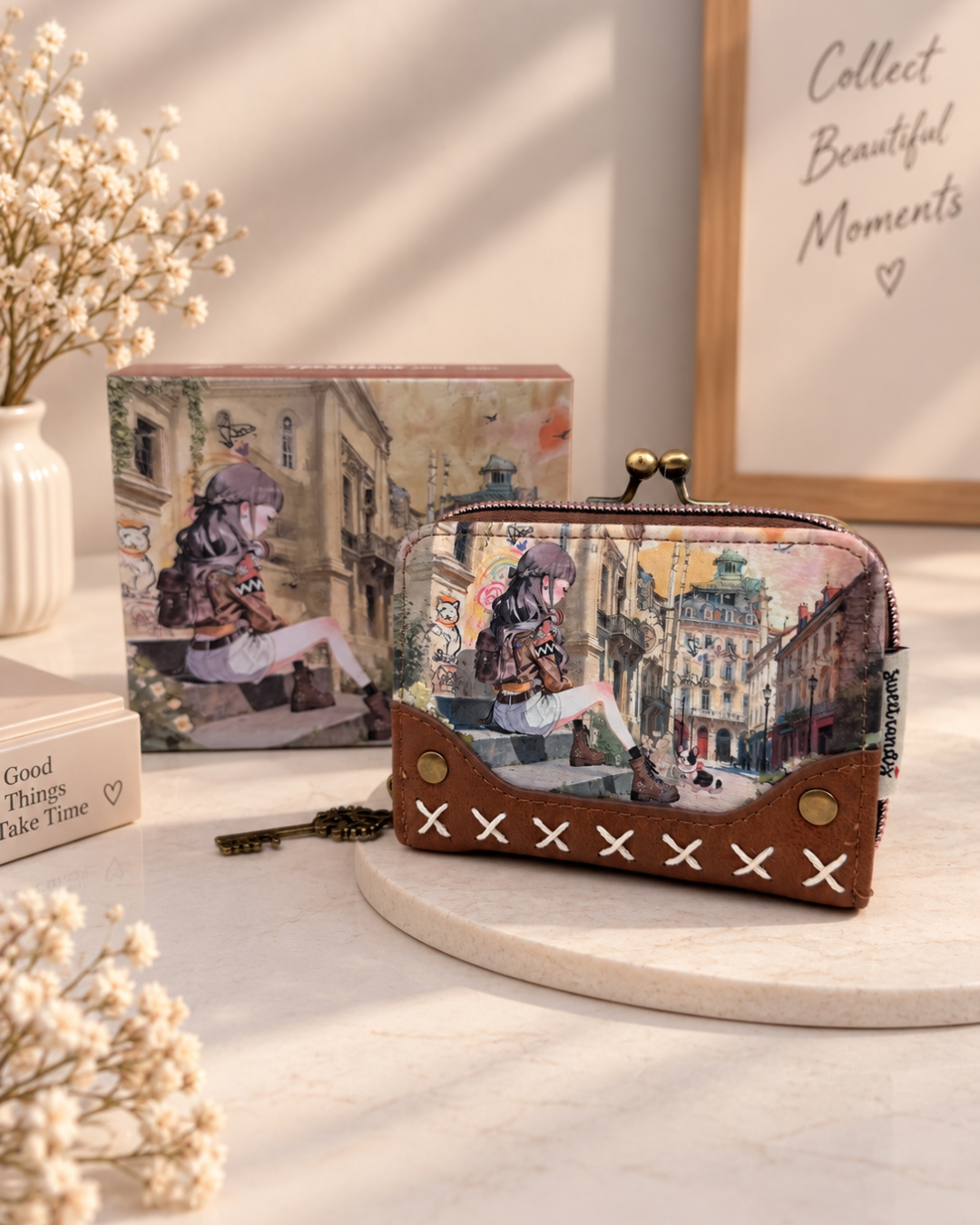 Cartera Sweet Candy para mujer con estampado vintage urbano en tonos marrón y beige, cierre de boquilla, cremallera y colgante de llave.