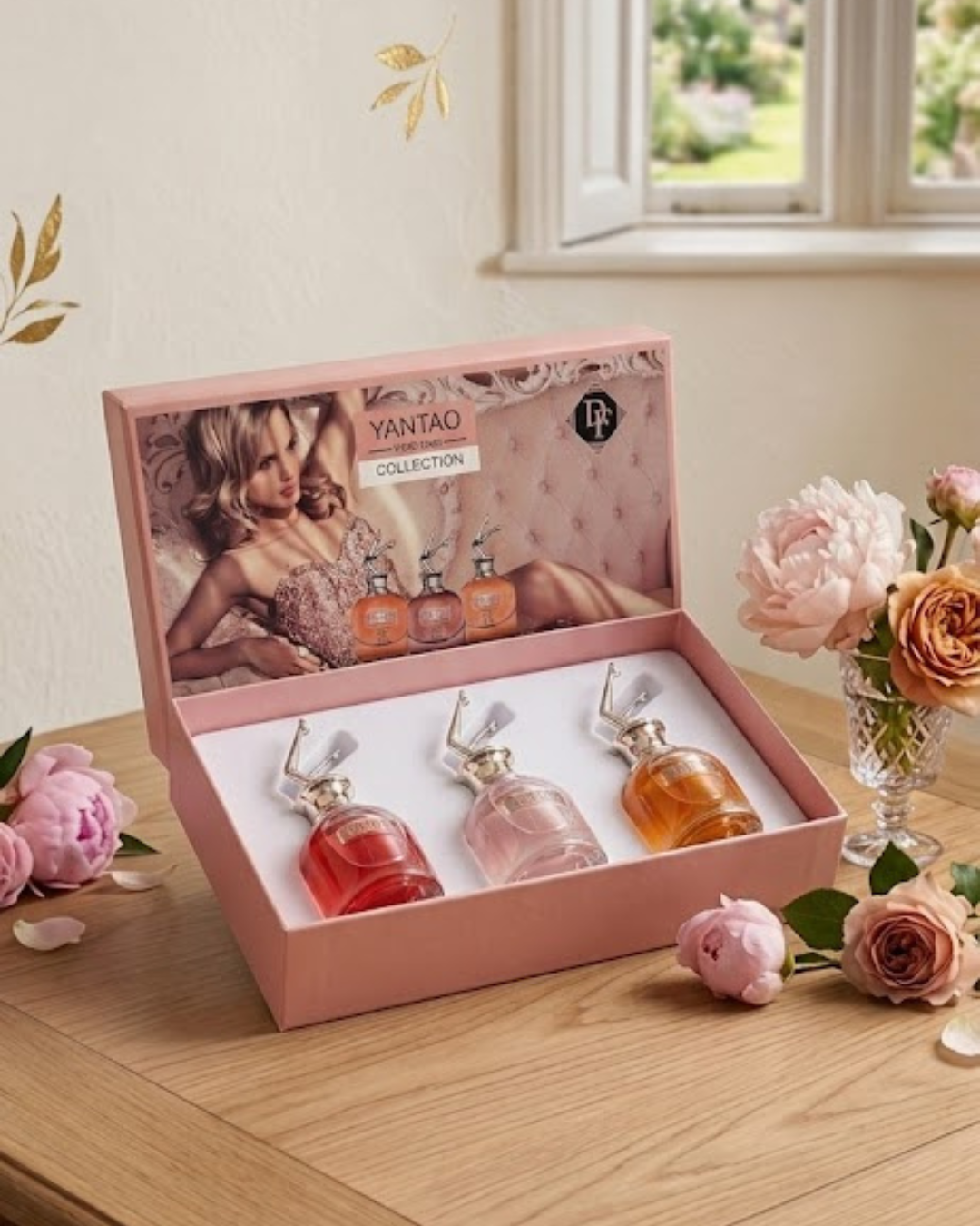 Estuche de regalo Yantao Perfume Collection con tres frascos de perfume rosa, naranja y rojo sobre mesa de madera