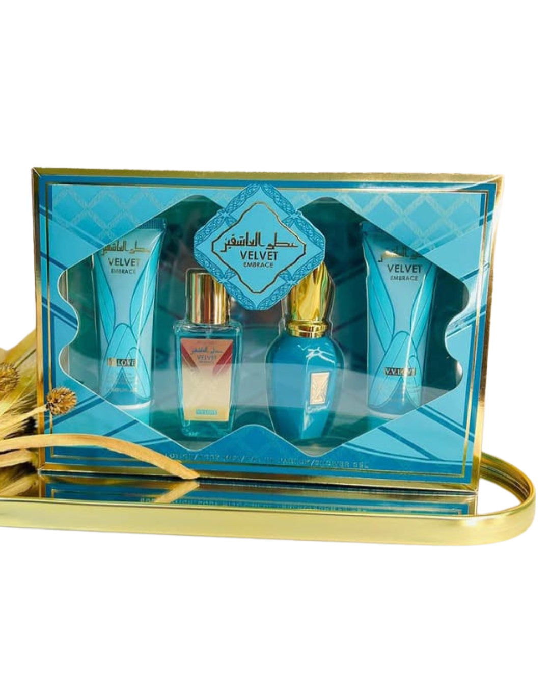Estuche de regalo Velvet Embrace con perfume árabe, loción corporal y gel sobre bandeja dorada