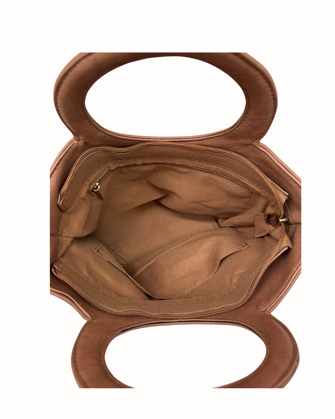 Bolso de Mano y Bandolera Camel con Tachuelas y Asa Circular – Estilo Tote