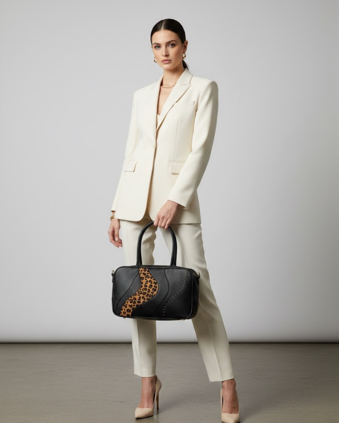 Bolso Bandolera Negro con Estampado de Leopardo y Correa Ajustable