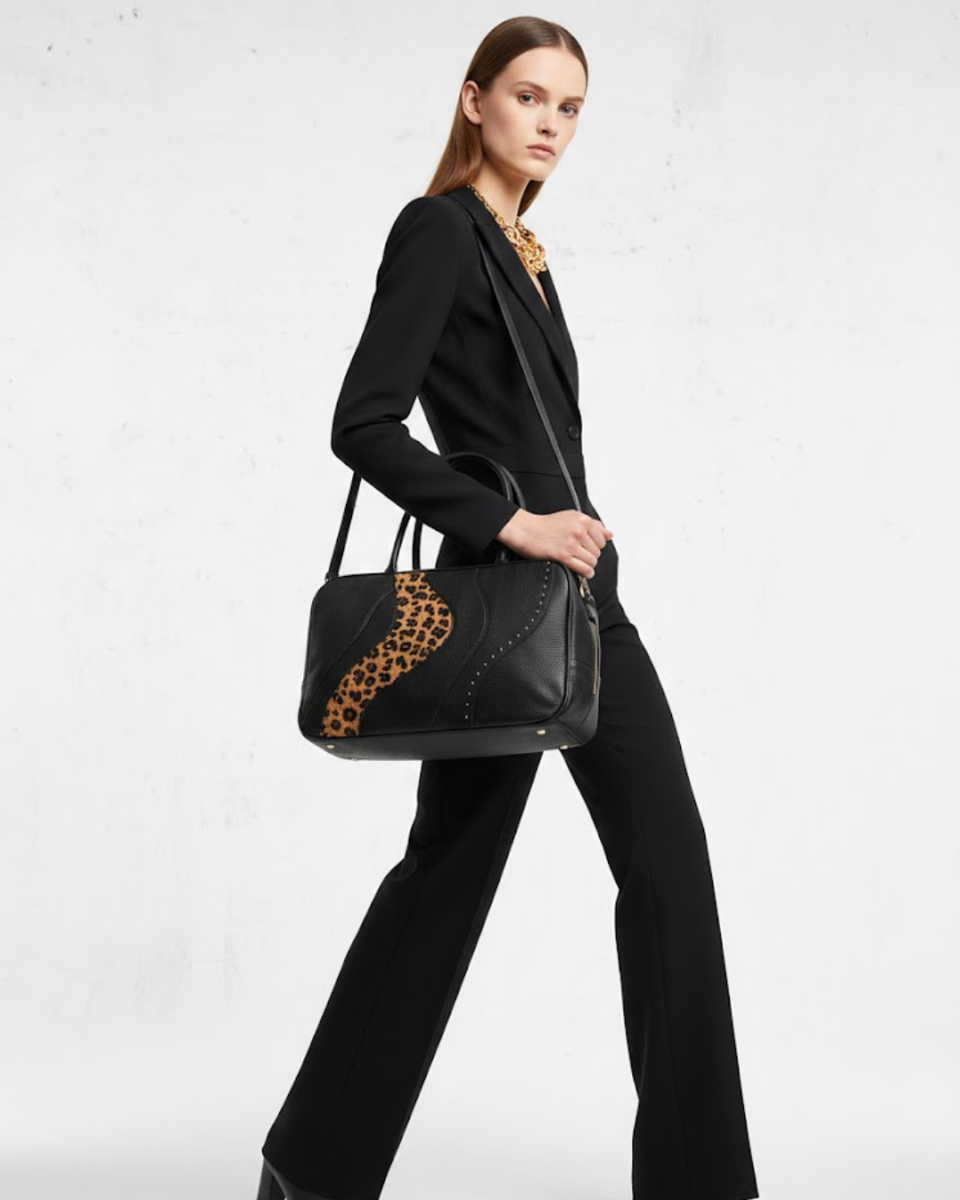 Bolso Bandolera Negro con Estampado de Leopardo y Correa Ajustable