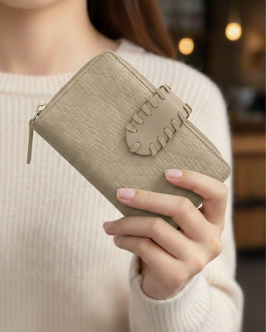 Billetera de Cuero Texturizado Beige con Cierre Artesanal y Monedero