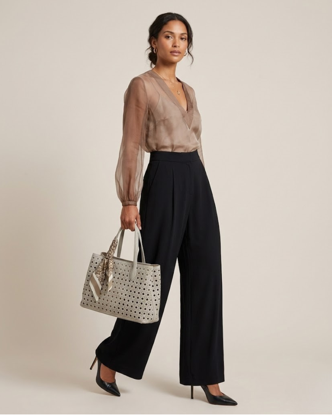 Bolso Tote Troquelado Blanco Roto con Pañuelo y Bandolera – Elegancia y Capacidad