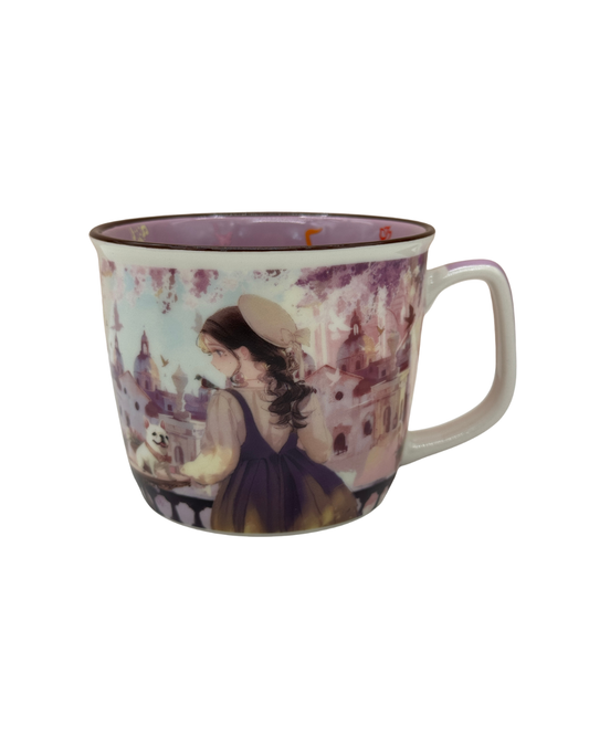 Mug de porcelana Sweet Candy que muestra una ilustración romántica de una joven con sombrero y su perro pequeño en un balcón europeo.