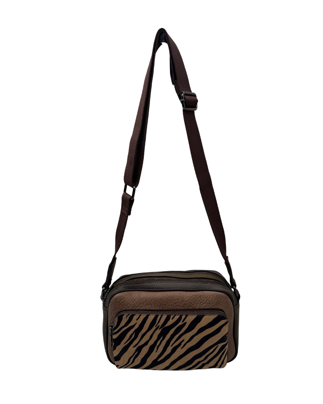 Bolso de piel marrón con frontal de pelo animal print cebra y cremallera metálica.