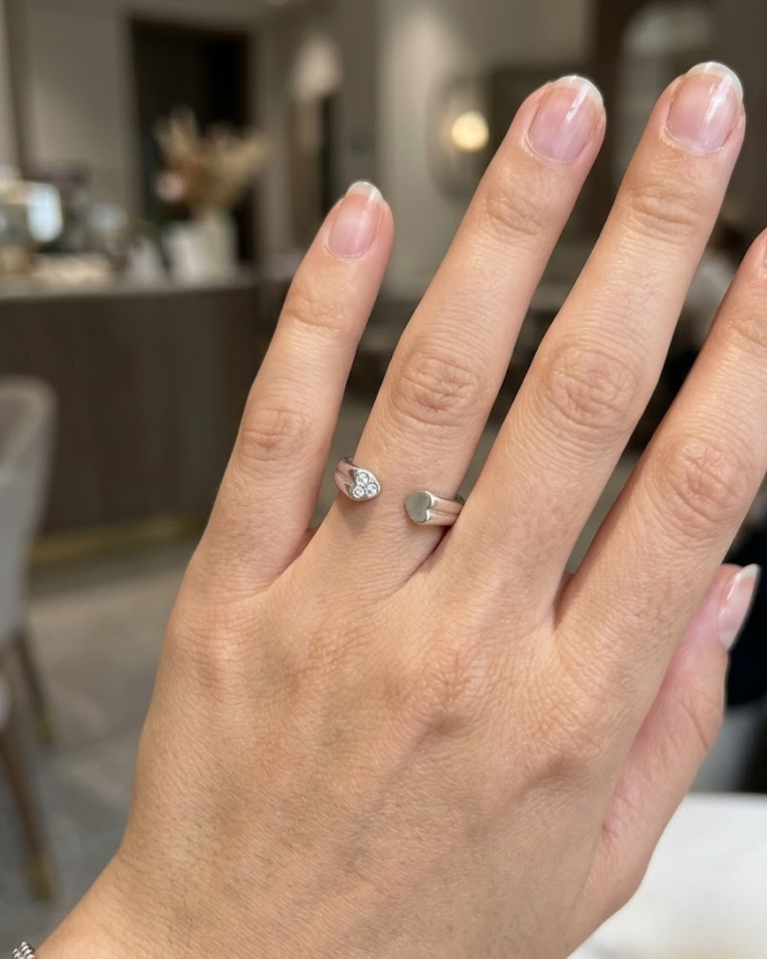 Anillo Abierto Anekke Plateado - Diseño de Dos Corazones con Brillantes para Dedo Anular