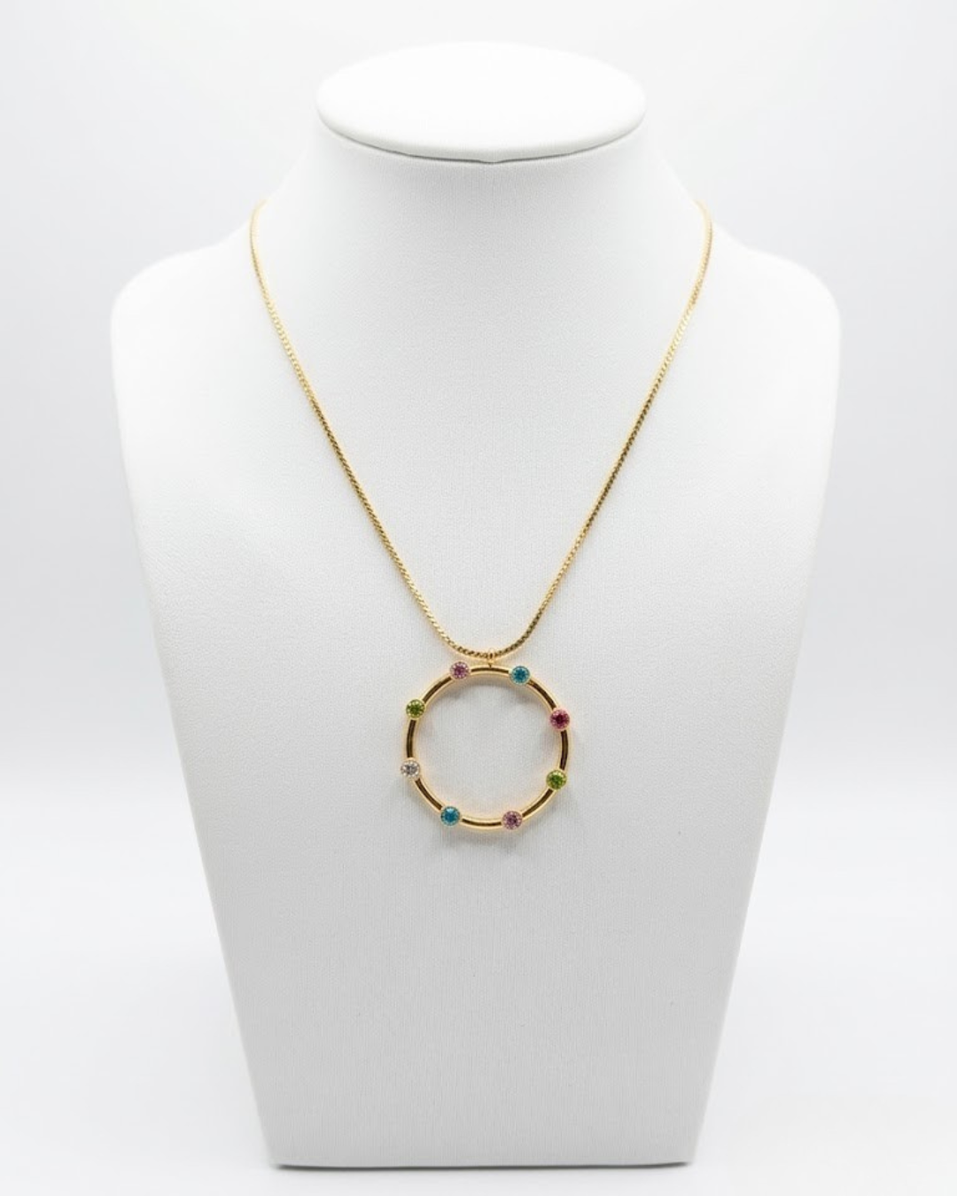 Colgante Círculo de la Vida en Acero Dorado con Cristales Multicolor
