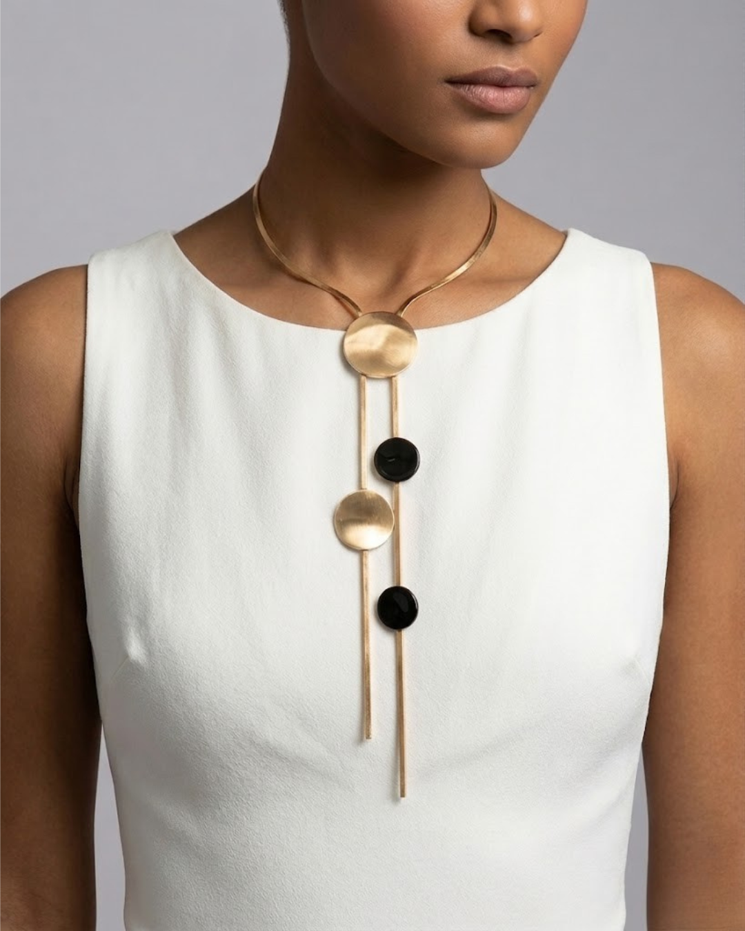 Gargantilla Rígida "Eclipse" – Collar Geométrico color Oro y Ónix Negro