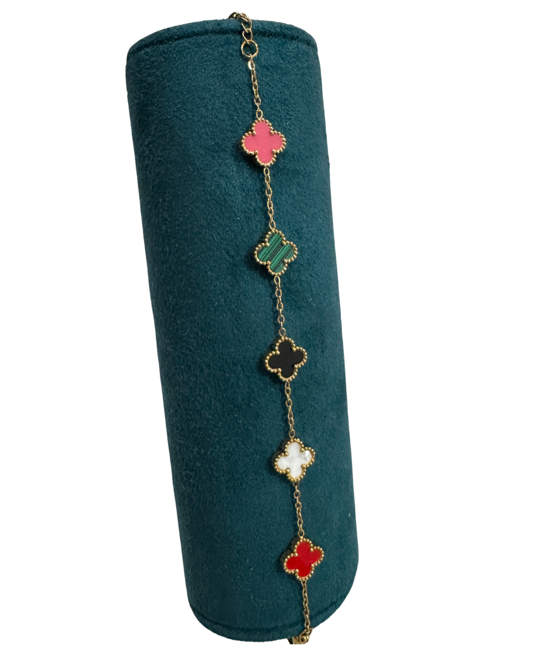 Pulsera de tréboles multicolor estilo Alhambra en oro sobre la muñeca de una modelo con manicura nude. Joyería elegante para mujer.