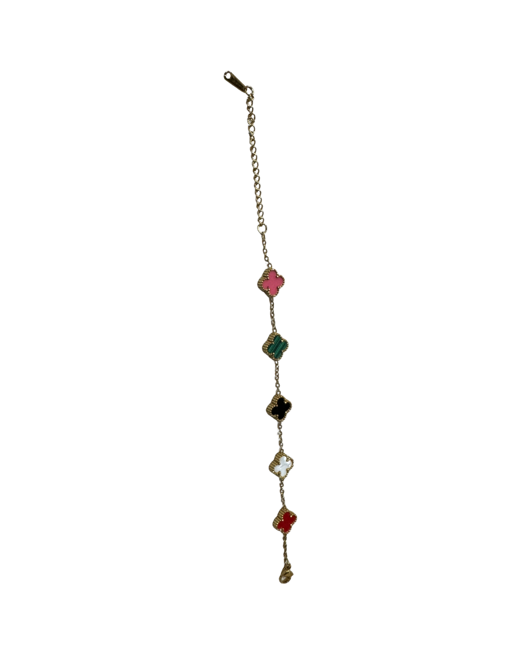 Pulsera color oro en acero con tréboles de colores (rojo, rosa, verde, negro, blanco) en la muñeca.