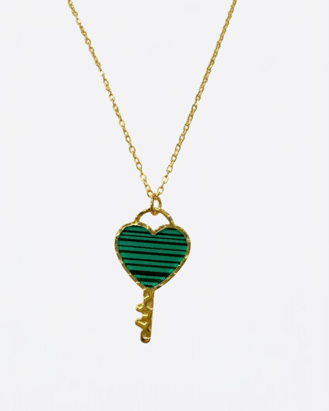 Colgante Llave Corazón de Acero Dorado con Piedra Malaquita Verde