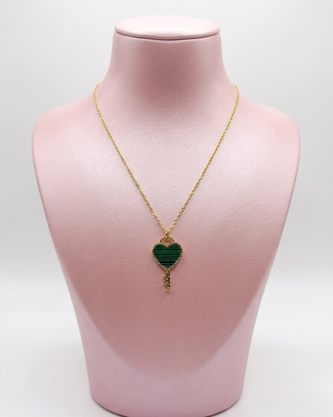 Colgante Llave Corazón de Acero Dorado con Piedra Malaquita Verde