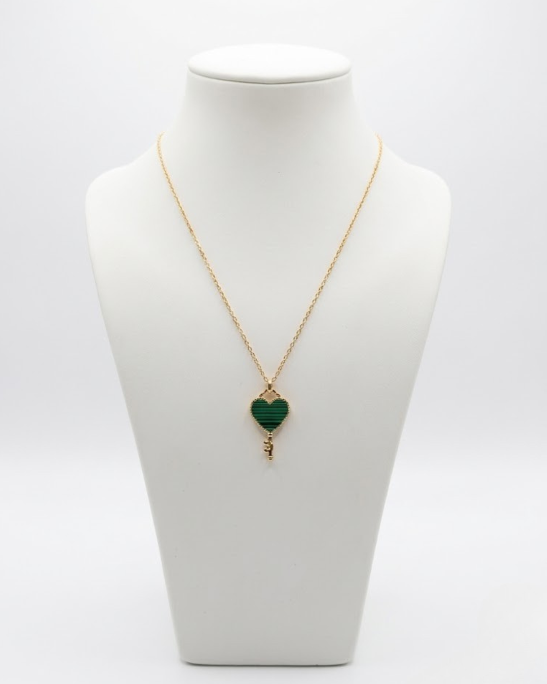 Colgante Llave Corazón de Acero Dorado con Piedra Malaquita Verde