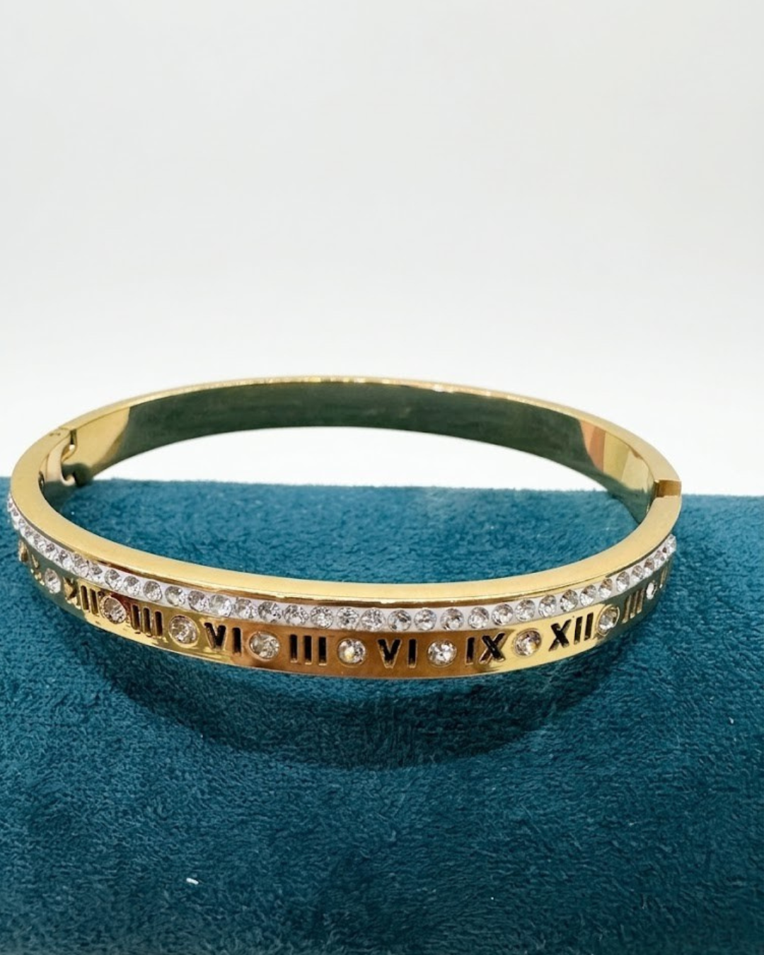 Pulsera Rígida de Acero Dorado con Números Romanos y Cristales Brillantes