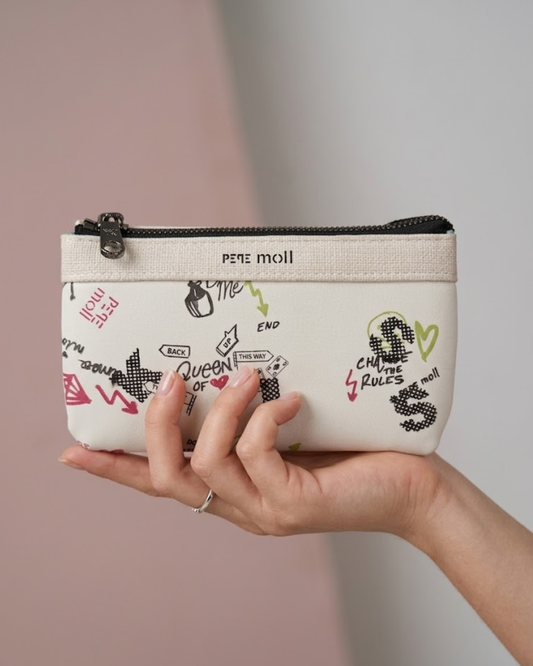 Modelo sosteniendo monedero Pepe Moll graffiti blanco para mostrar tamaño y escala real.