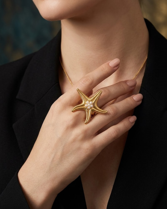 Anillo Ajustable Estrella de Mar Dorada y Perlas de Bisutería