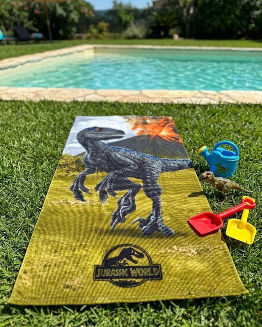 Toalla de Playa Infantil Jurassic World: Blue el Velociraptor y Volcán en Erupción