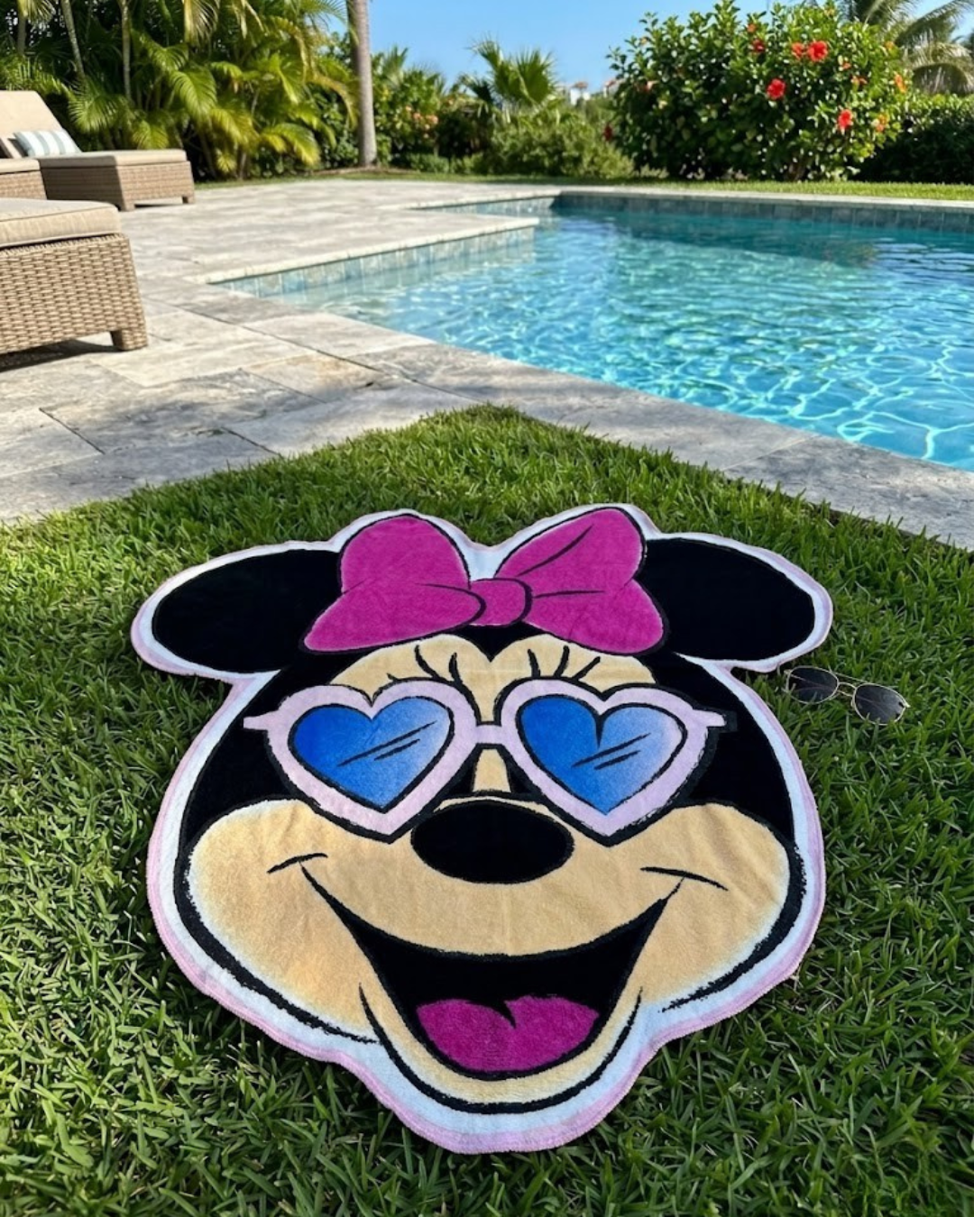 Toalla de Playa con Forma Minnie Mouse - Edición Especial Gafas de Corazón y Lazo Rosa
