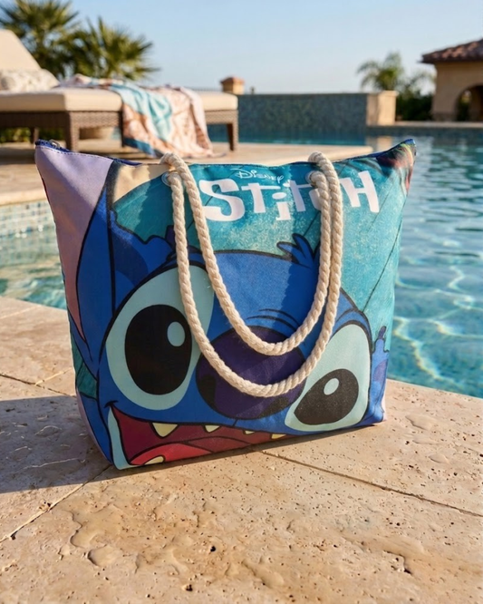 Bolso de playa azul de Stitch de Disney con asas de cuerda blancas junto a una piscina, medidas 49x38 cm.