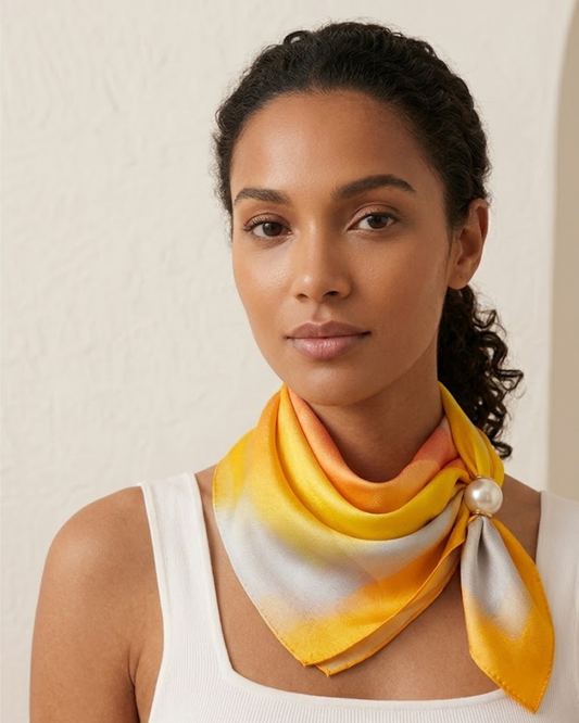 Pañuelo Satinado Amarillo Sol con Broche de Perla - Tacto Sedoso Premium