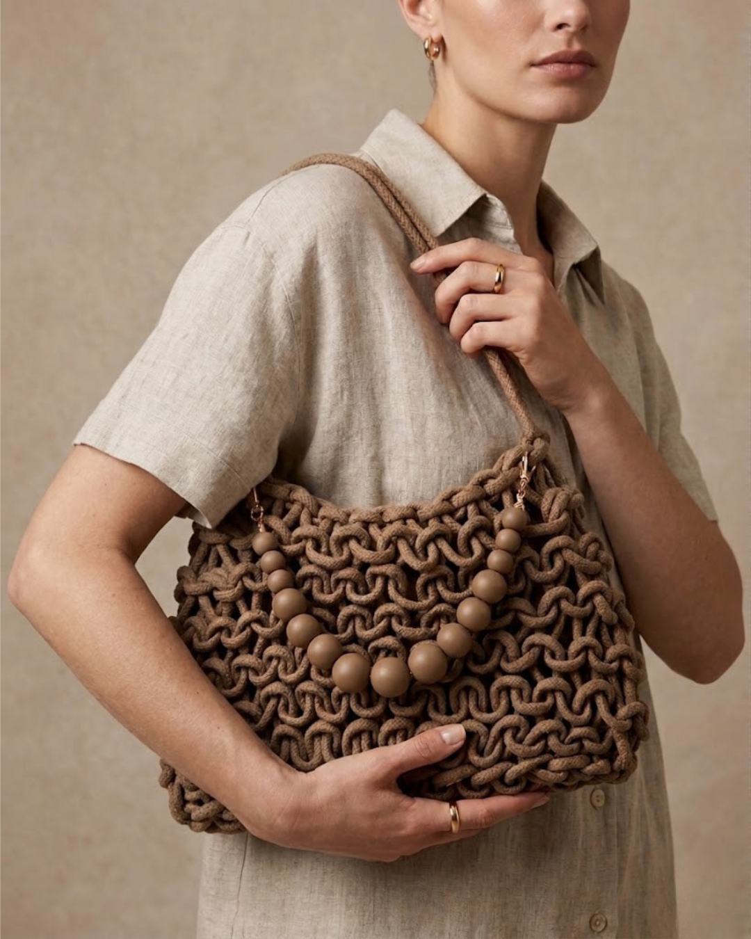 Bolso de Macramé en Cordón de Algodón Trenzado con Detalle Bolas madera – Color Arena (rafia)